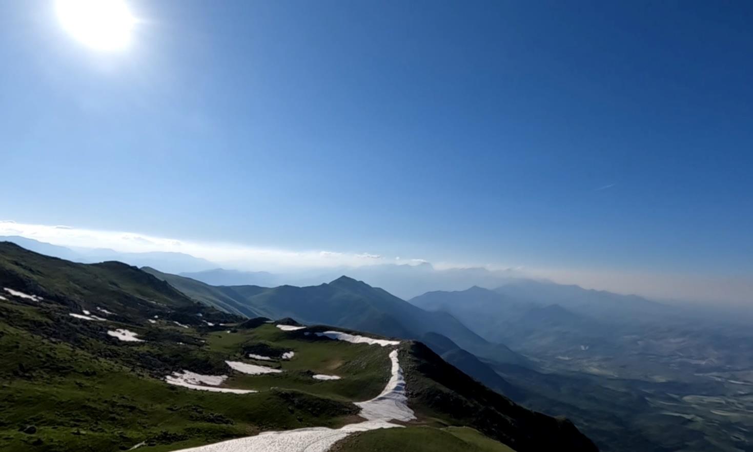 Neve residua in cresta sul Monte Morrone