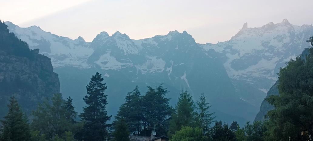 Vista sul massiccio del Monte Bianco al tramonto