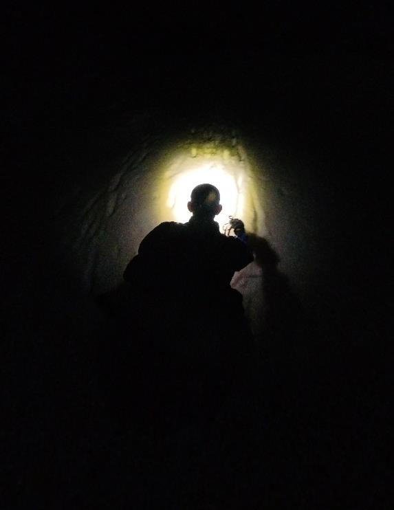 Salita notturna con la luce frontale