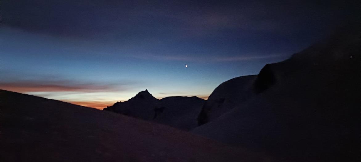L'alba spaziale sopra le nubi