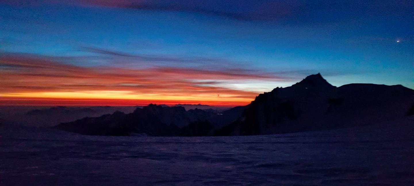 L'alba sul versante francese del Bianco