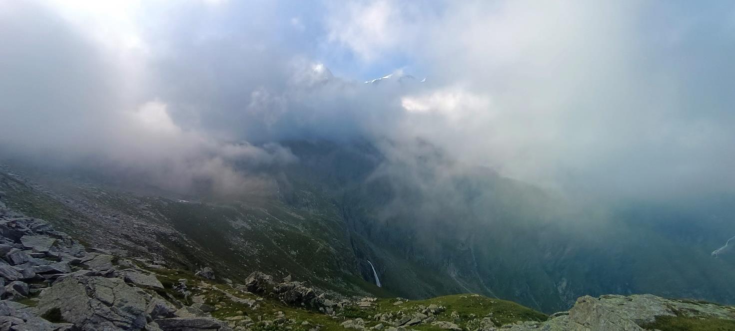 Vista sulla valle tra le nubi verso i laghi del Corno