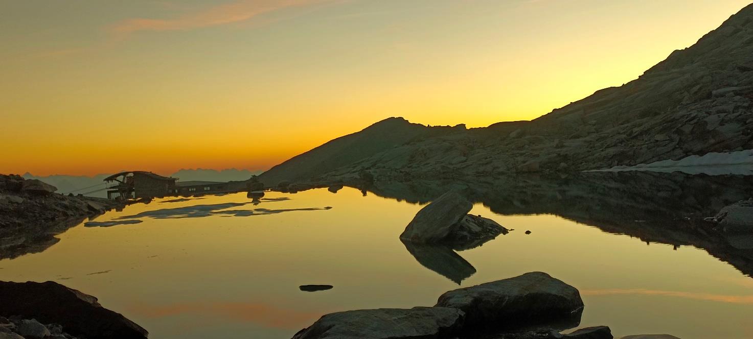 Il laghetto sopra Punta Indren al tramonto
