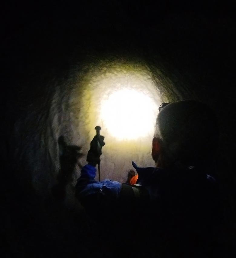 Nella galleria di roccia verso il ghiacciaio
