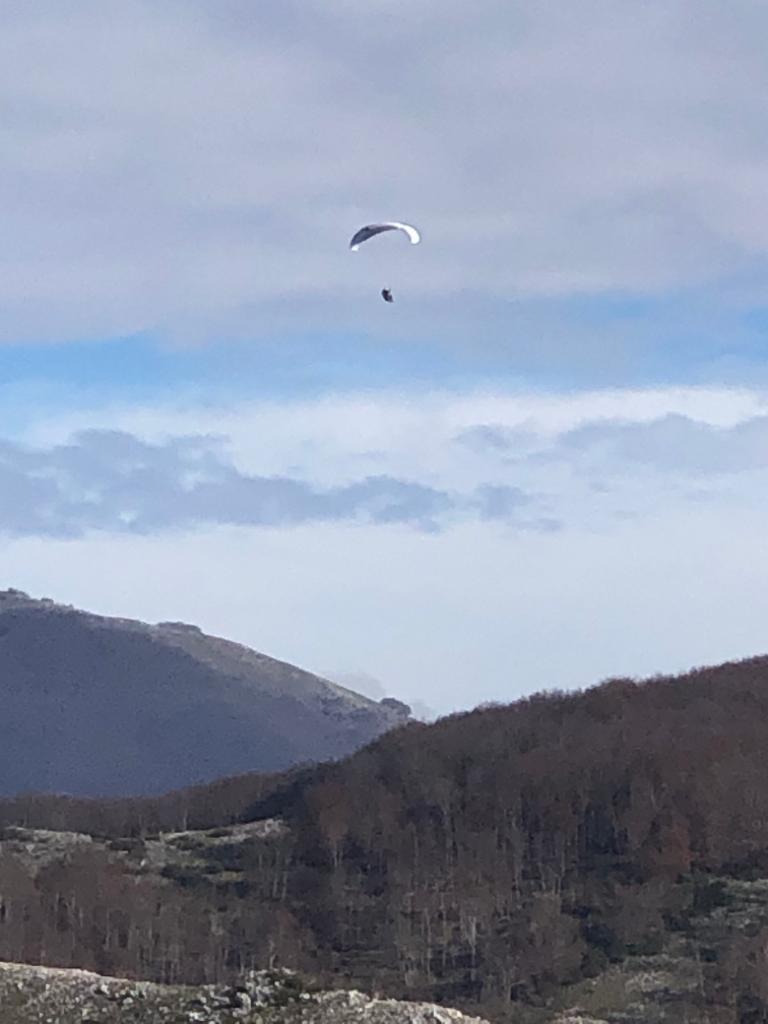 Vela in volo sopra le vallate innevate