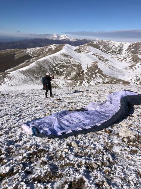 Preparazione della vela sulla neve al secondo decollo